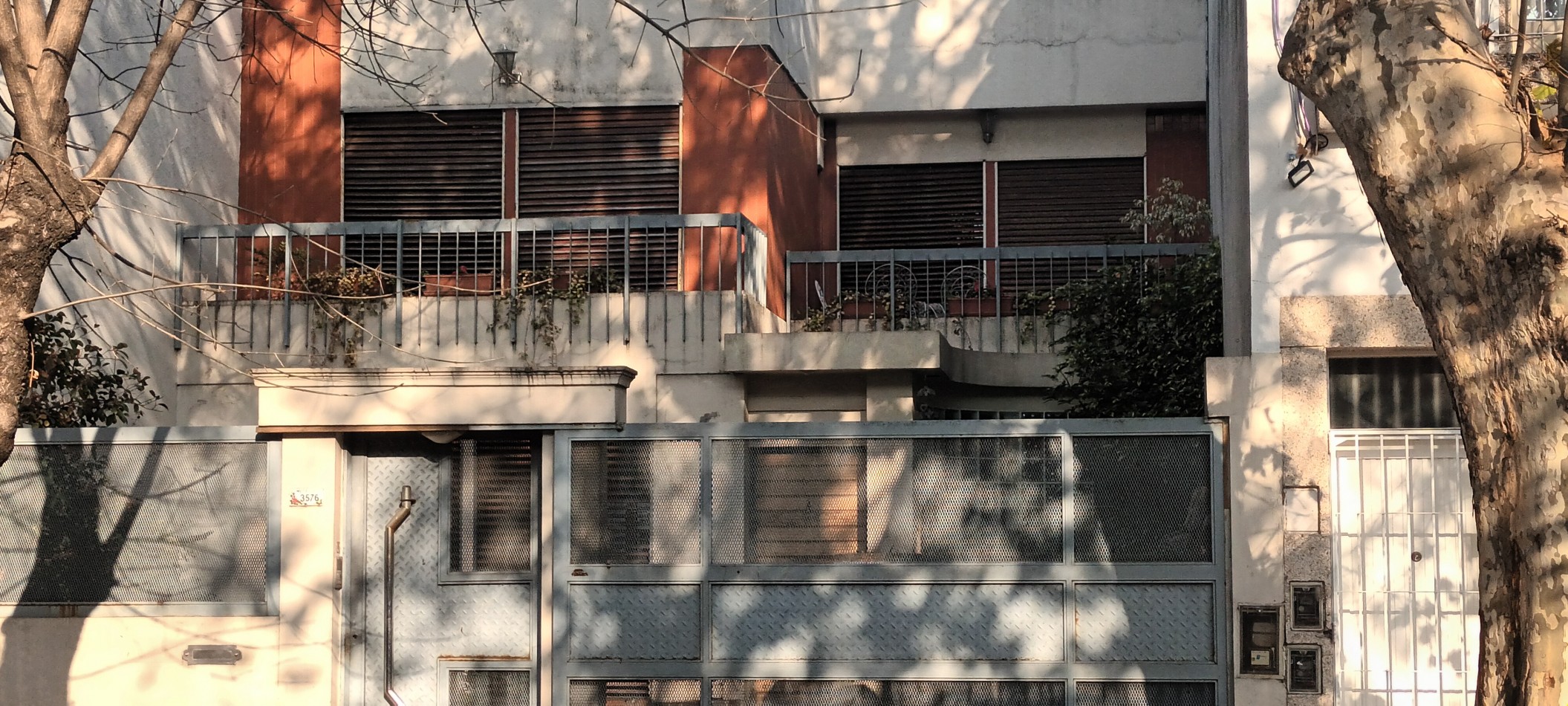 Casa en venta de 5 ambientes en Villa Urquiza con parque y pileta sobre lote propio 