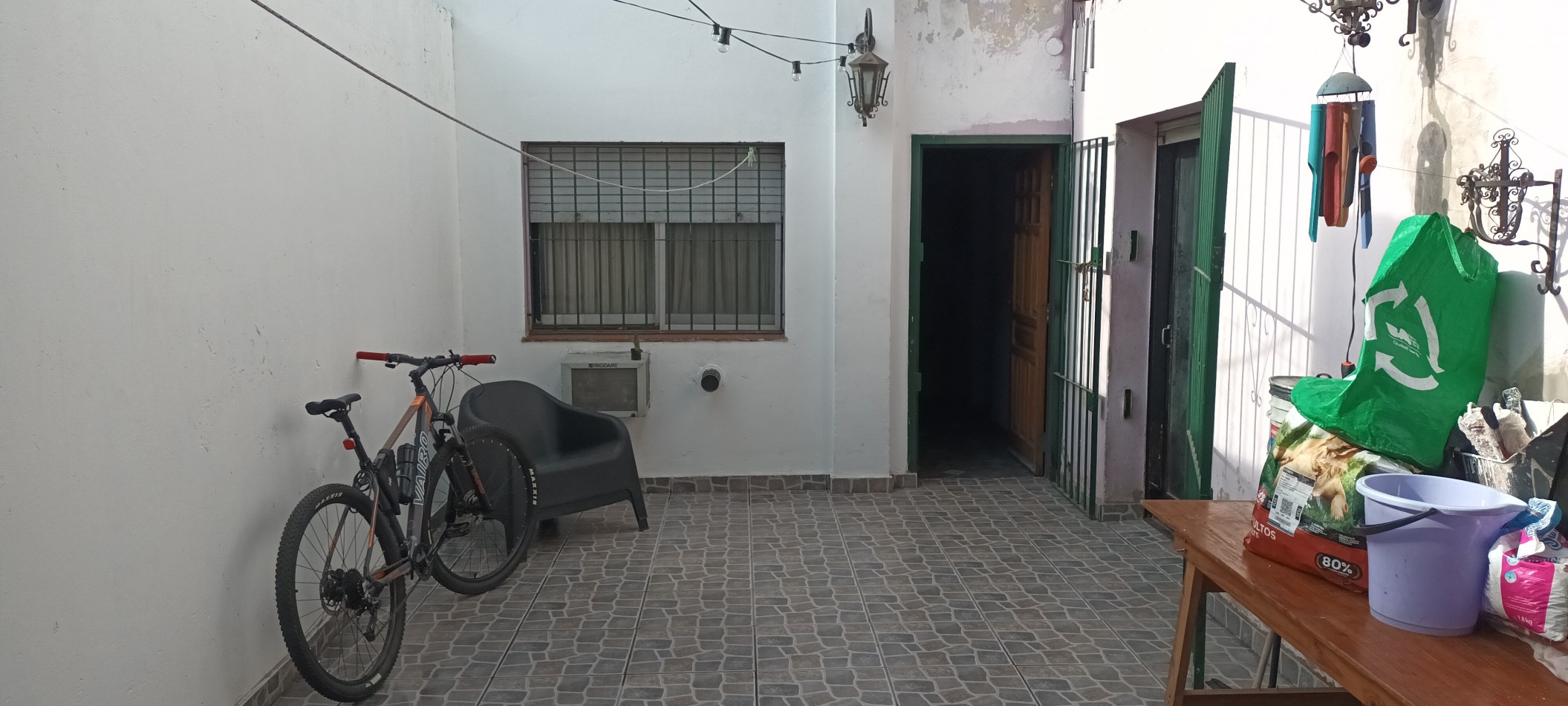 CASA CON DOS DEPTOS INDEPENDIENTES EN VENTA SOBRE LOTE PROPIO EN FLORES CON PATIO Y TERRAZA