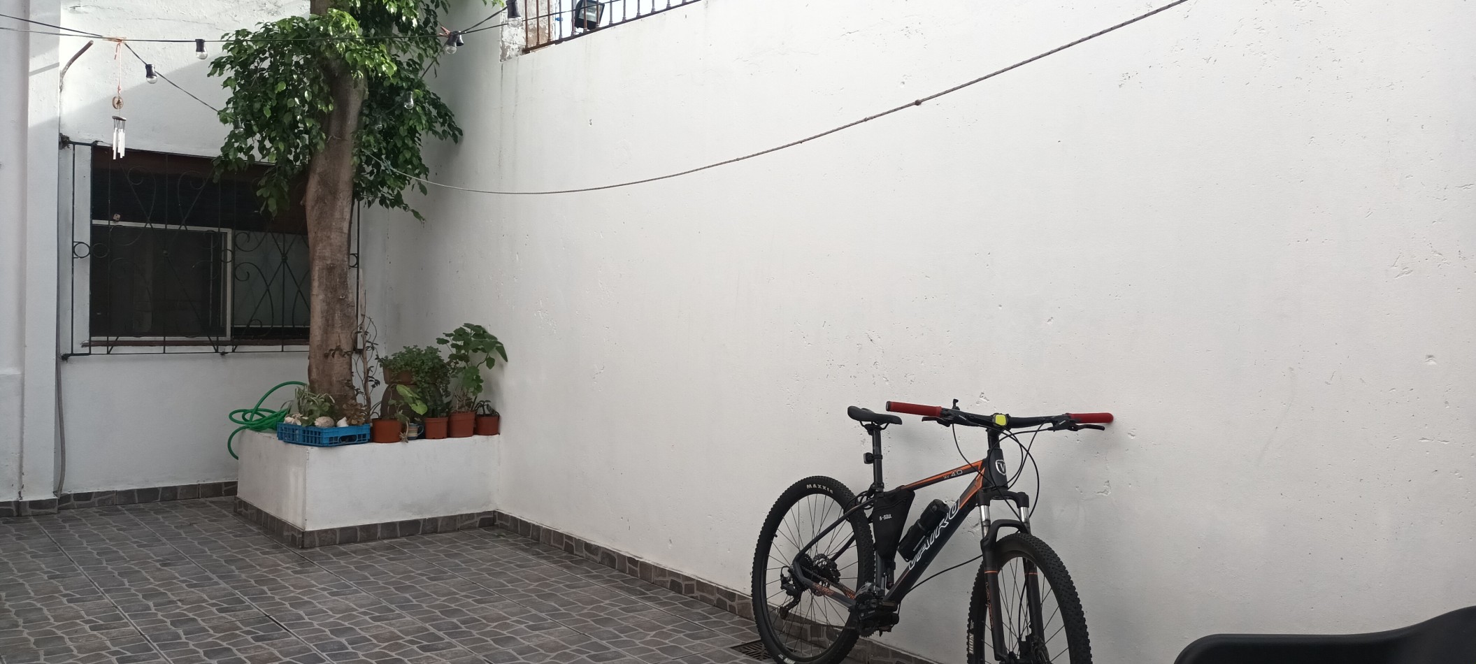 CASA CON DOS DEPTOS INDEPENDIENTES EN VENTA SOBRE LOTE PROPIO EN FLORES CON PATIO Y TERRAZA
