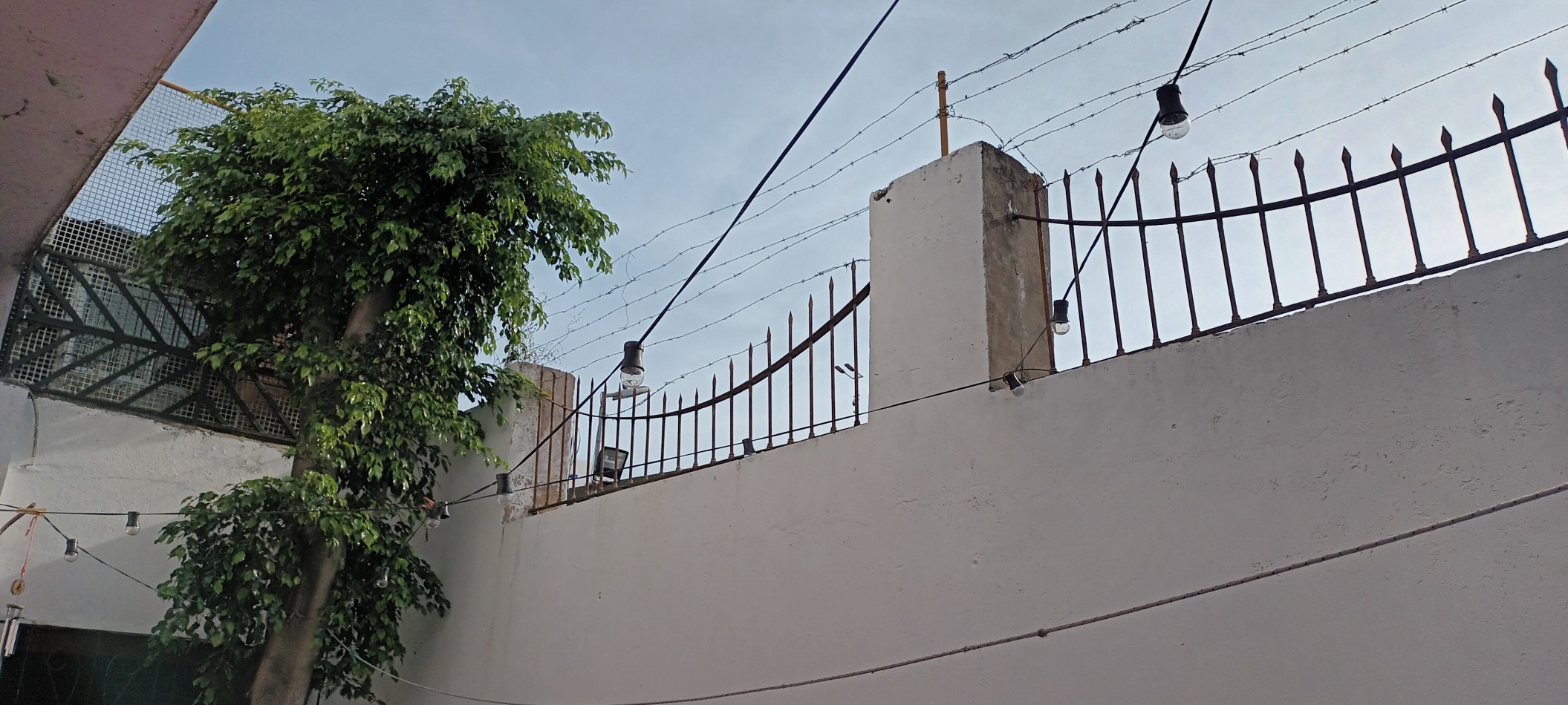 CASA CON DOS DEPTOS INDEPENDIENTES EN VENTA SOBRE LOTE PROPIO EN FLORES CON PATIO Y TERRAZA