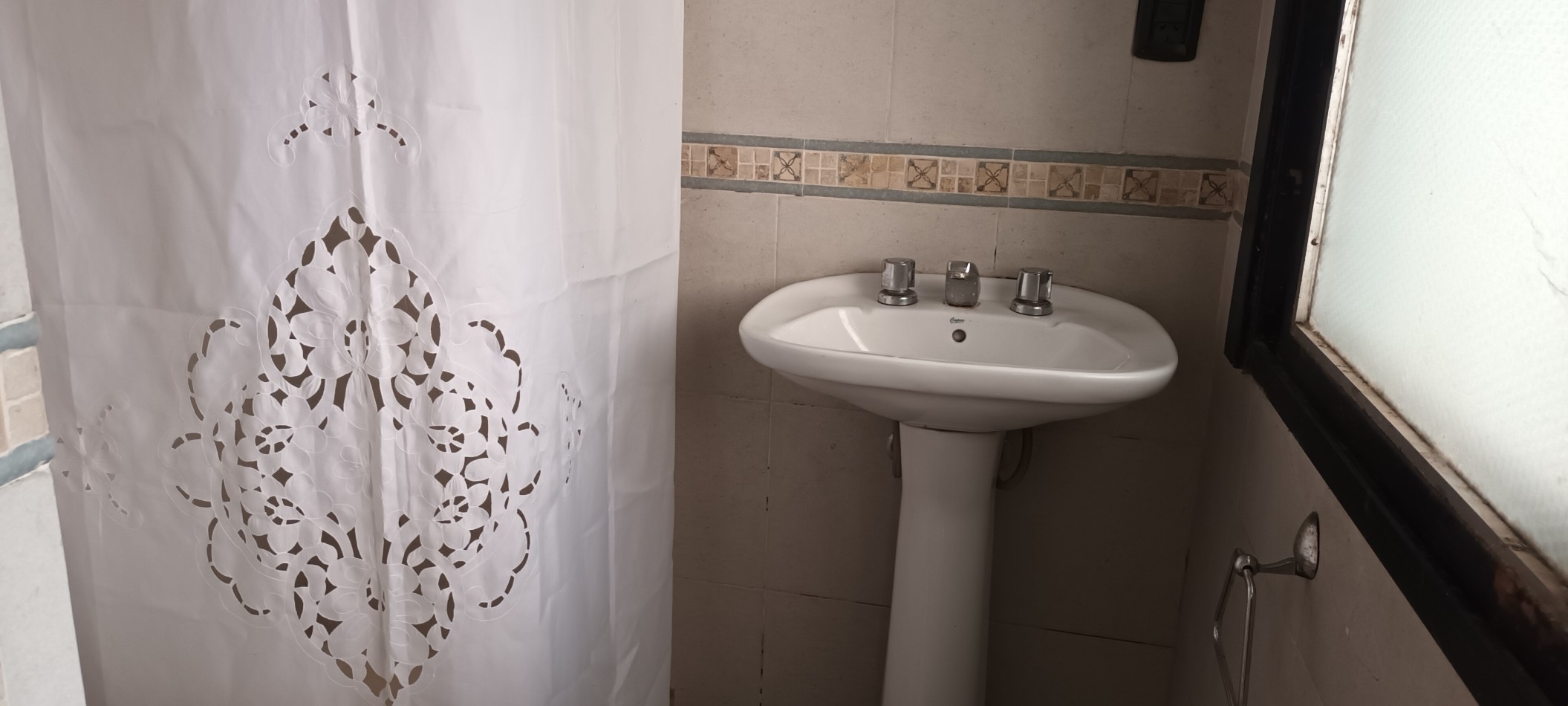 CASA CON DOS DEPTOS INDEPENDIENTES EN VENTA SOBRE LOTE PROPIO EN FLORES CON PATIO Y TERRAZA