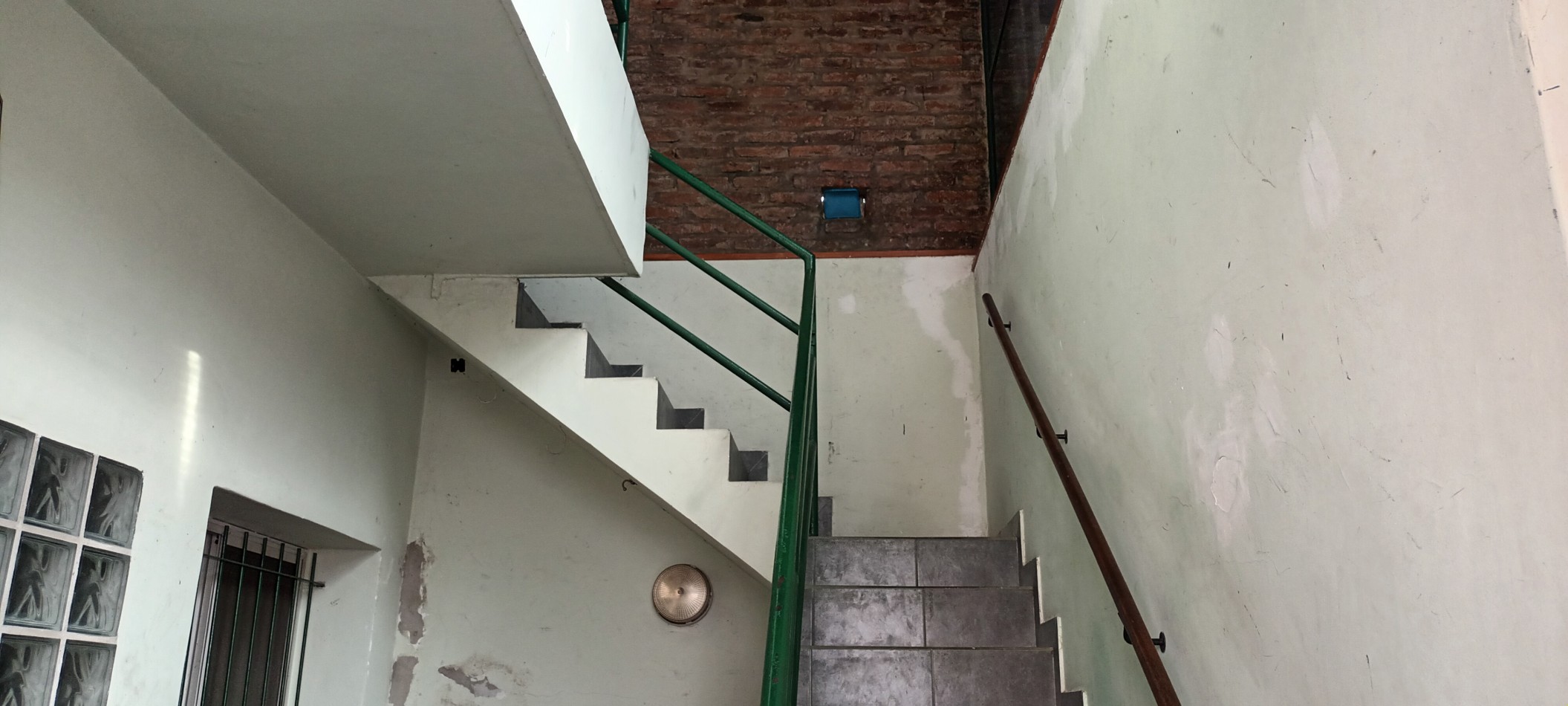 CASA CON DOS DEPTOS INDEPENDIENTES EN VENTA SOBRE LOTE PROPIO EN FLORES CON PATIO Y TERRAZA