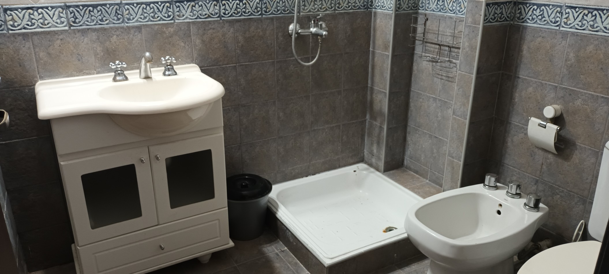CASA CON DOS DEPTOS INDEPENDIENTES EN VENTA SOBRE LOTE PROPIO EN FLORES CON PATIO Y TERRAZA
