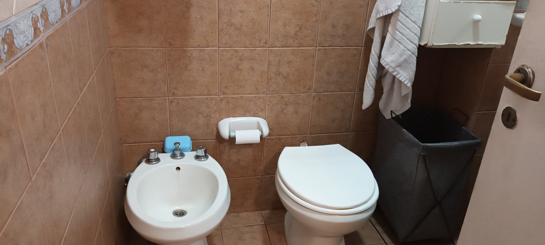 CASA CON DOS DEPTOS INDEPENDIENTES EN VENTA SOBRE LOTE PROPIO EN FLORES CON PATIO Y TERRAZA