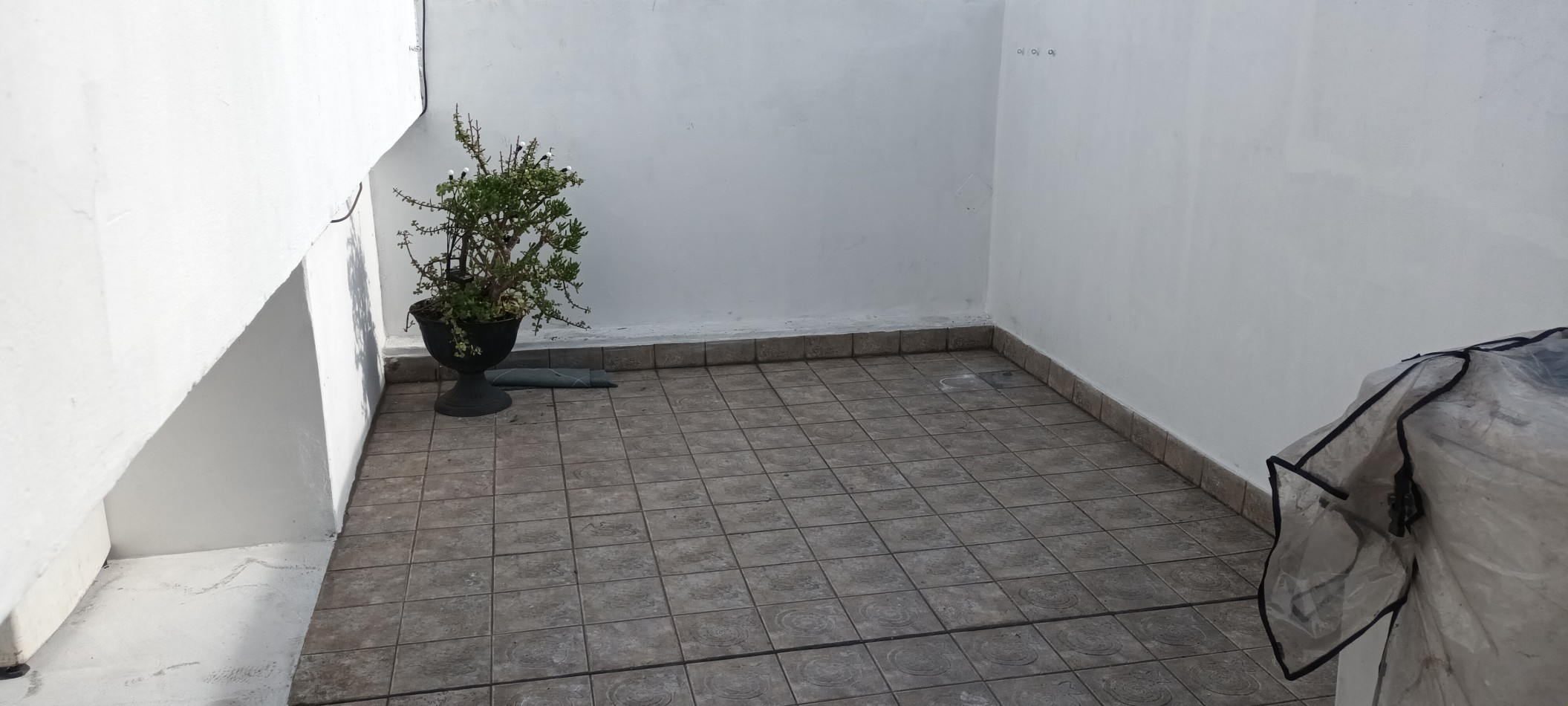 CASA CON DOS DEPTOS INDEPENDIENTES EN VENTA SOBRE LOTE PROPIO EN FLORES CON PATIO Y TERRAZA
