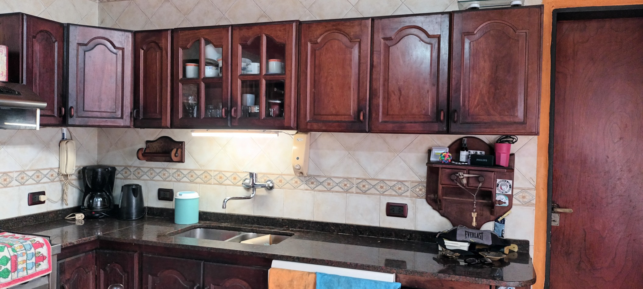 CASA CON DOS DEPTOS INDEPENDIENTES EN VENTA SOBRE LOTE PROPIO EN FLORES CON PATIO Y TERRAZA