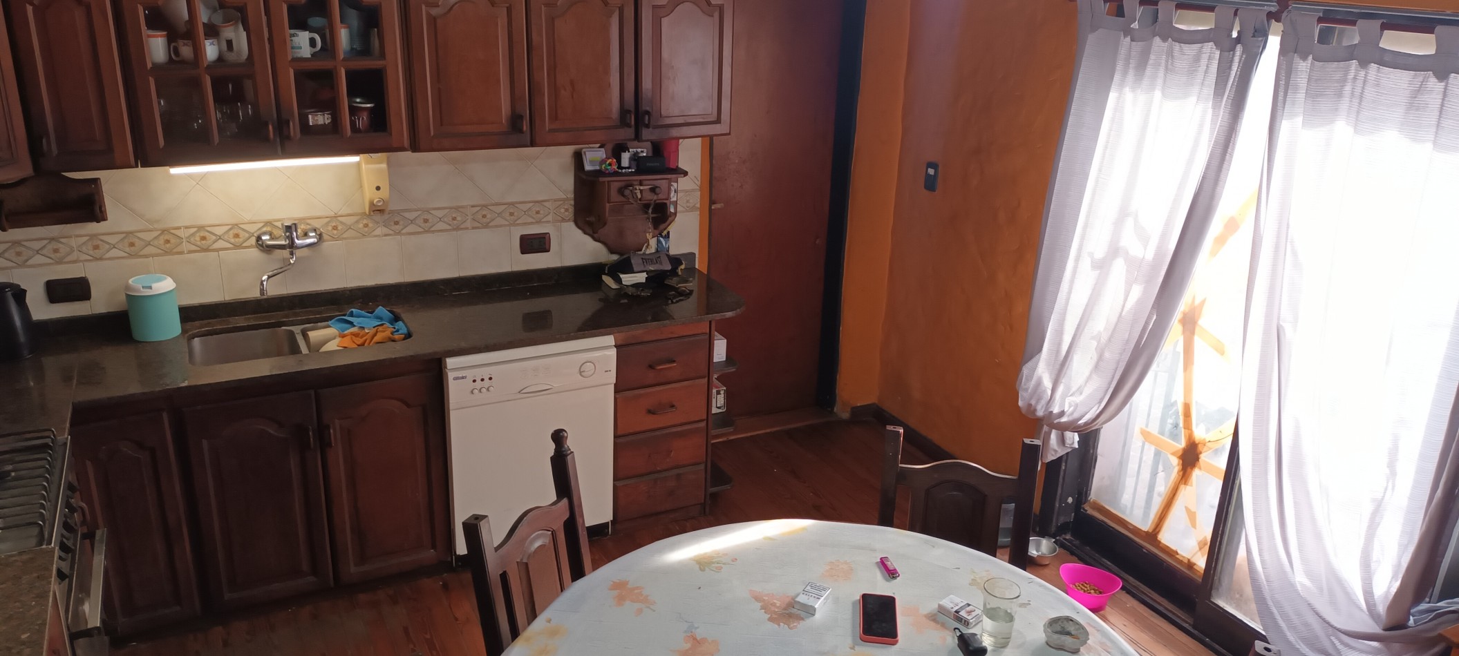 CASA CON DOS DEPTOS INDEPENDIENTES EN VENTA SOBRE LOTE PROPIO EN FLORES CON PATIO Y TERRAZA
