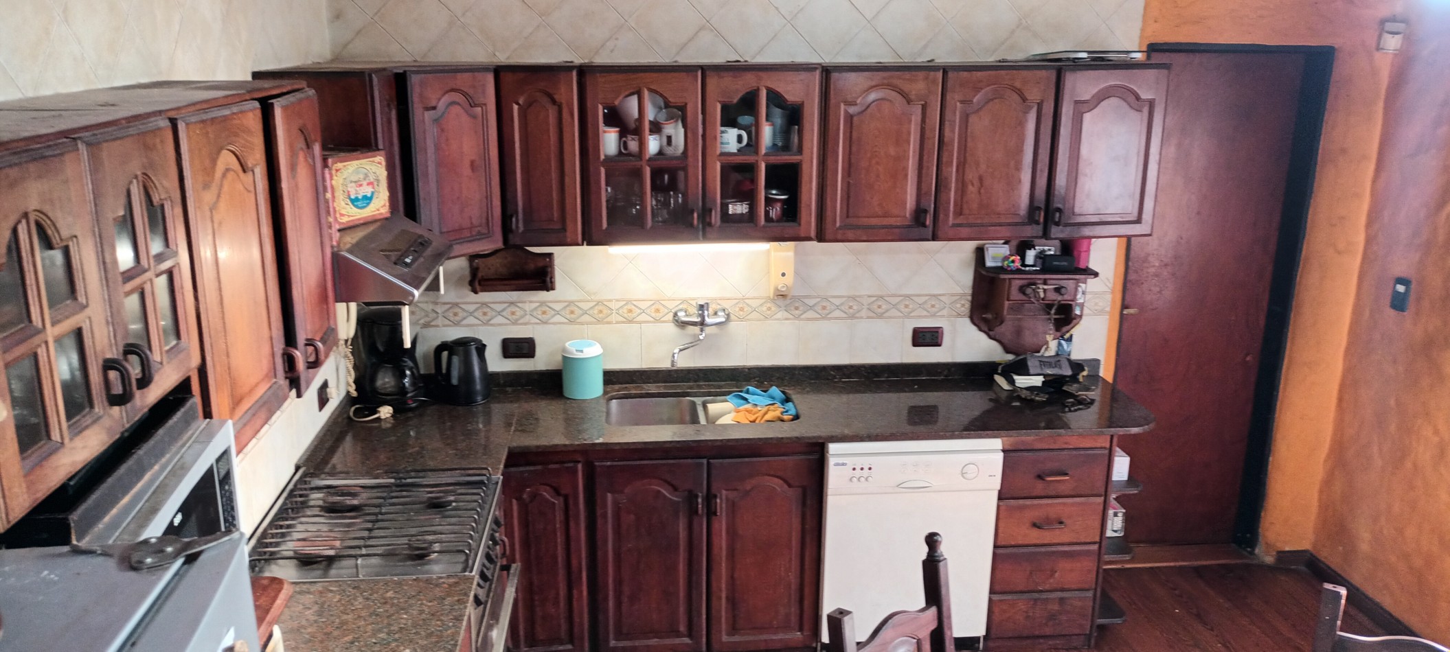 CASA CON DOS DEPTOS INDEPENDIENTES EN VENTA SOBRE LOTE PROPIO EN FLORES CON PATIO Y TERRAZA