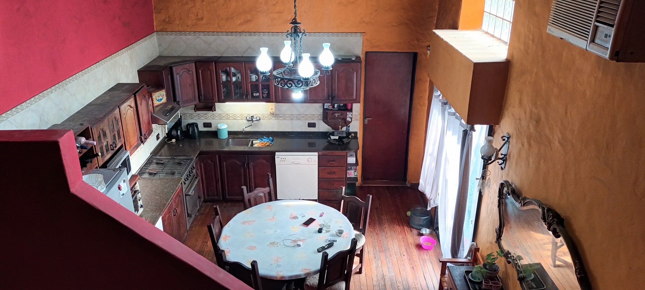 CASA CON DOS DEPTOS INDEPENDIENTES EN VENTA SOBRE LOTE PROPIO EN FLORES CON PATIO Y TERRAZA