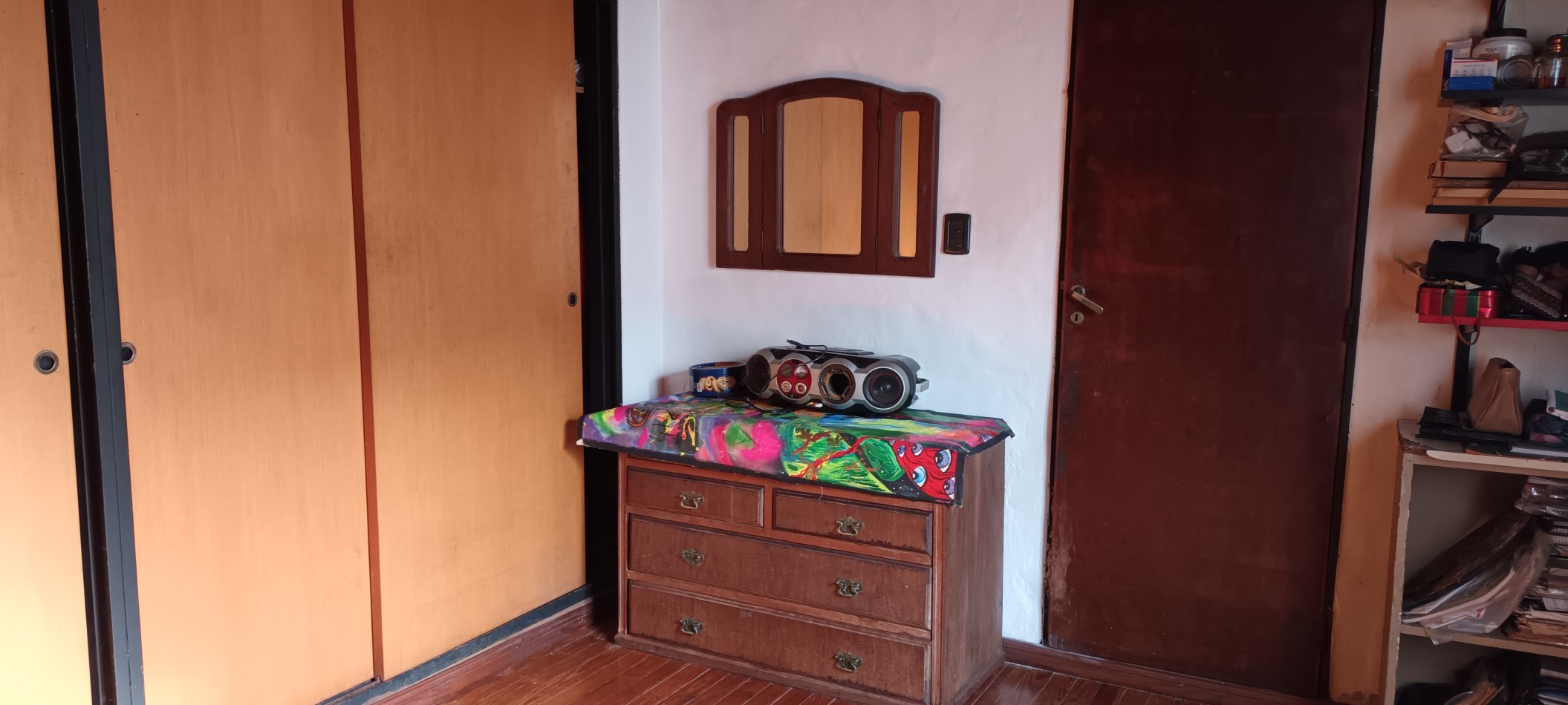 CASA CON DOS DEPTOS INDEPENDIENTES EN VENTA SOBRE LOTE PROPIO EN FLORES CON PATIO Y TERRAZA