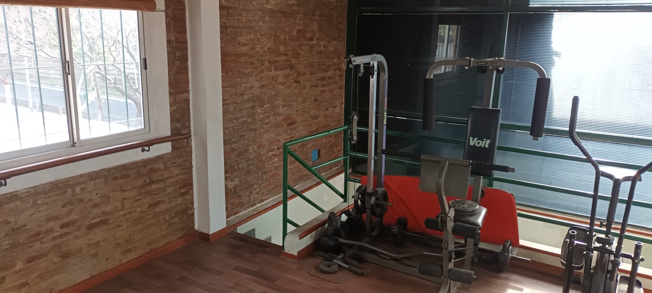 CASA CON DOS DEPTOS INDEPENDIENTES EN VENTA SOBRE LOTE PROPIO EN FLORES CON PATIO Y TERRAZA