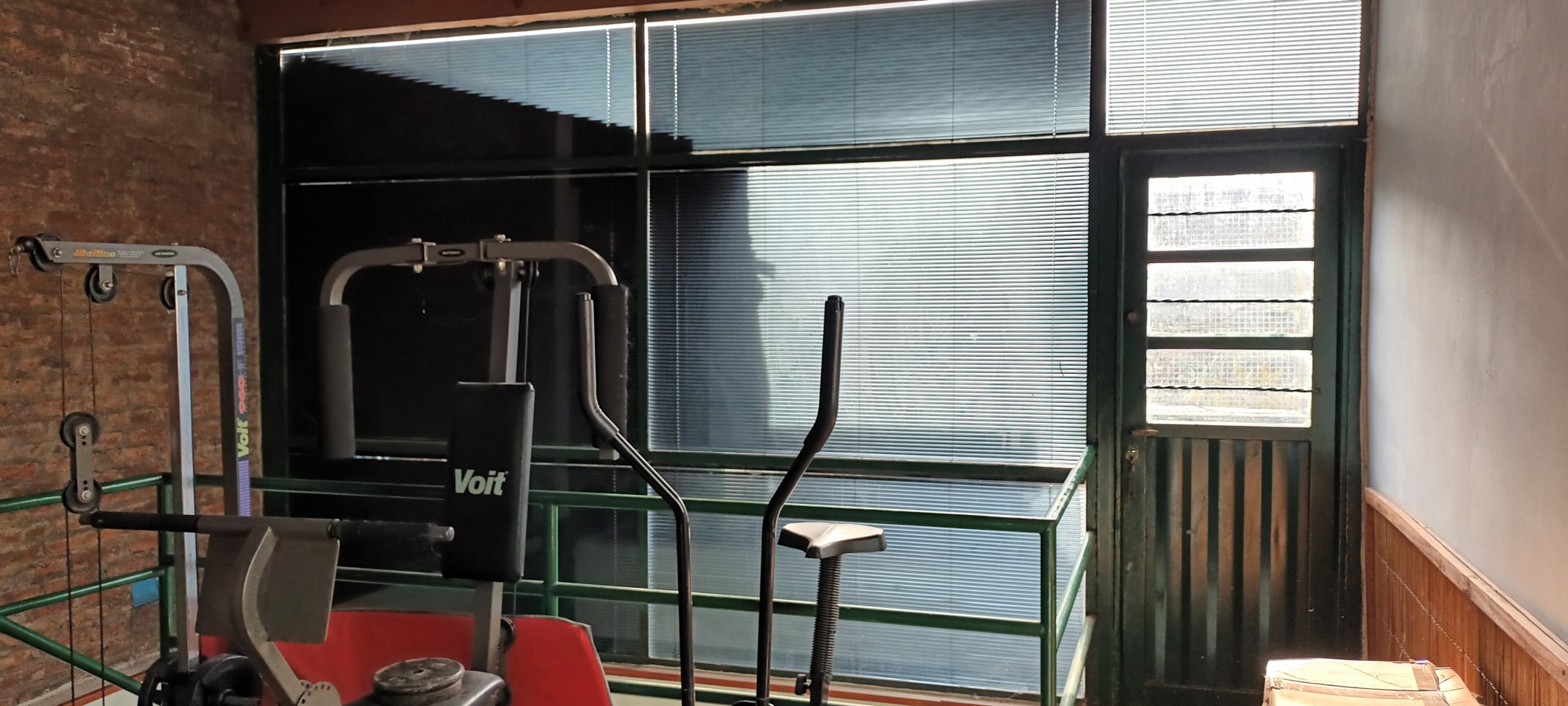 CASA CON DOS DEPTOS INDEPENDIENTES EN VENTA SOBRE LOTE PROPIO EN FLORES CON PATIO Y TERRAZA