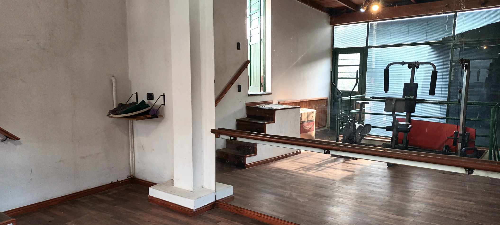 CASA CON DOS DEPTOS INDEPENDIENTES EN VENTA SOBRE LOTE PROPIO EN FLORES CON PATIO Y TERRAZA