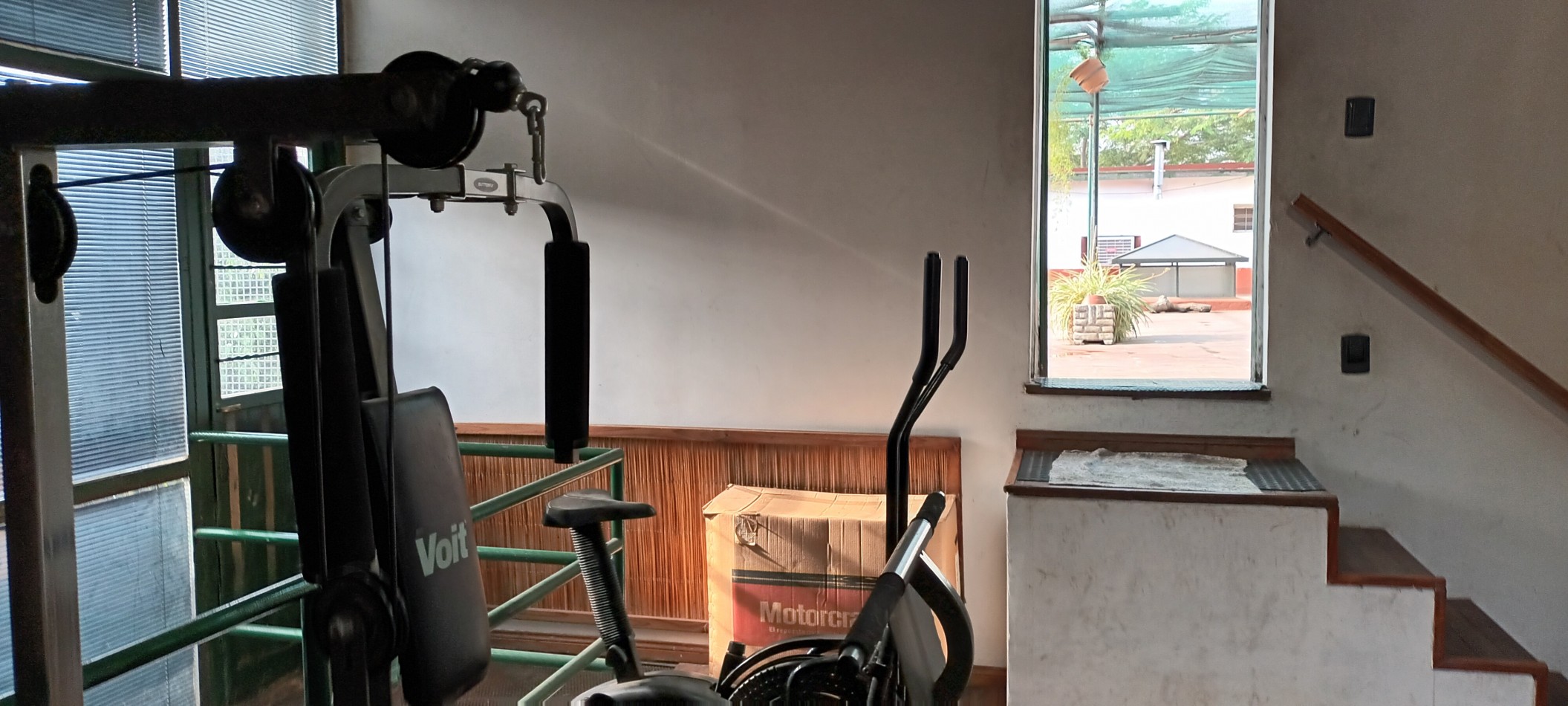 CASA CON DOS DEPTOS INDEPENDIENTES EN VENTA SOBRE LOTE PROPIO EN FLORES CON PATIO Y TERRAZA