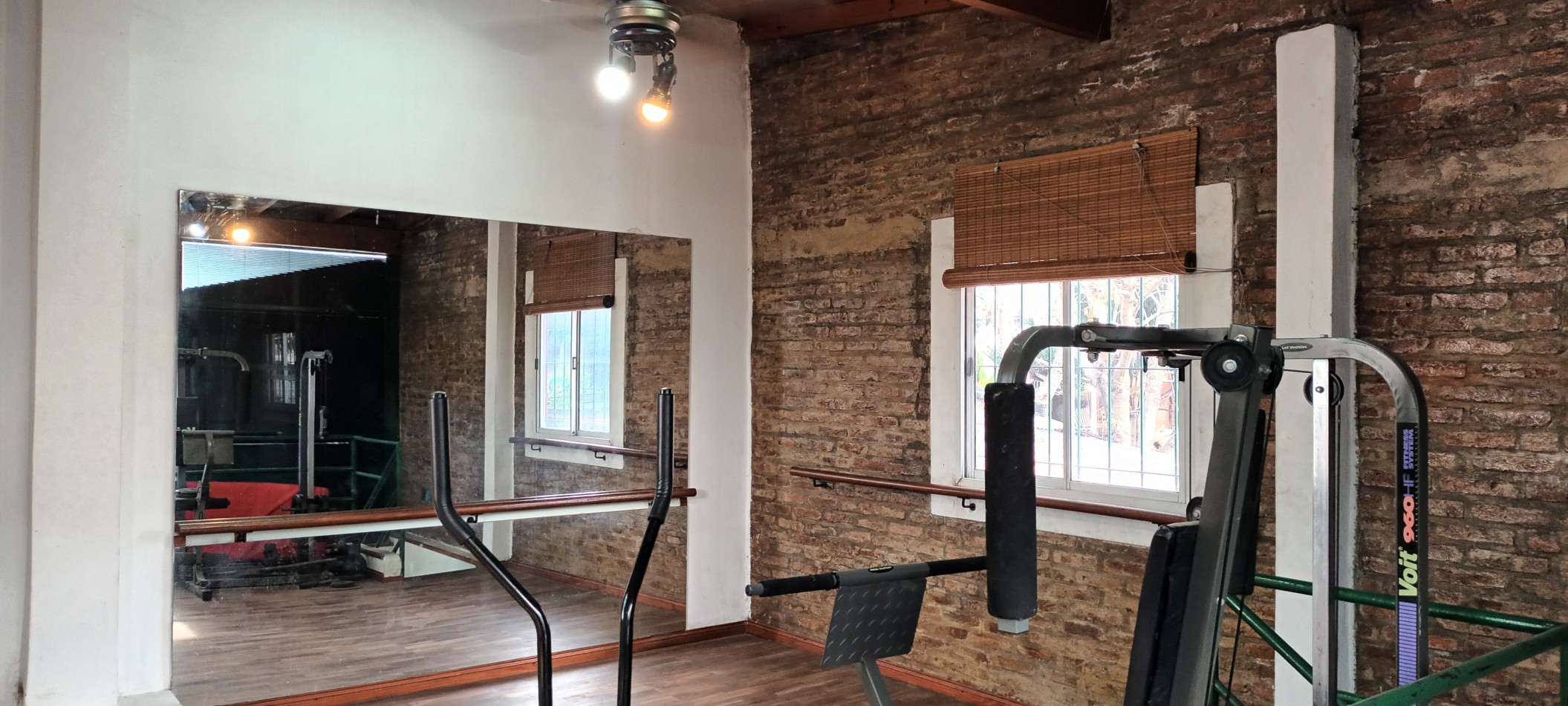 CASA CON DOS DEPTOS INDEPENDIENTES EN VENTA SOBRE LOTE PROPIO EN FLORES CON PATIO Y TERRAZA