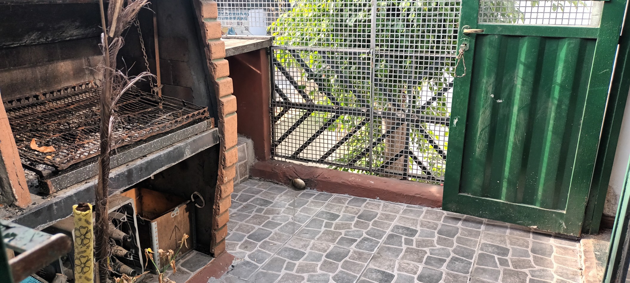 CASA CON DOS DEPTOS INDEPENDIENTES EN VENTA SOBRE LOTE PROPIO EN FLORES CON PATIO Y TERRAZA