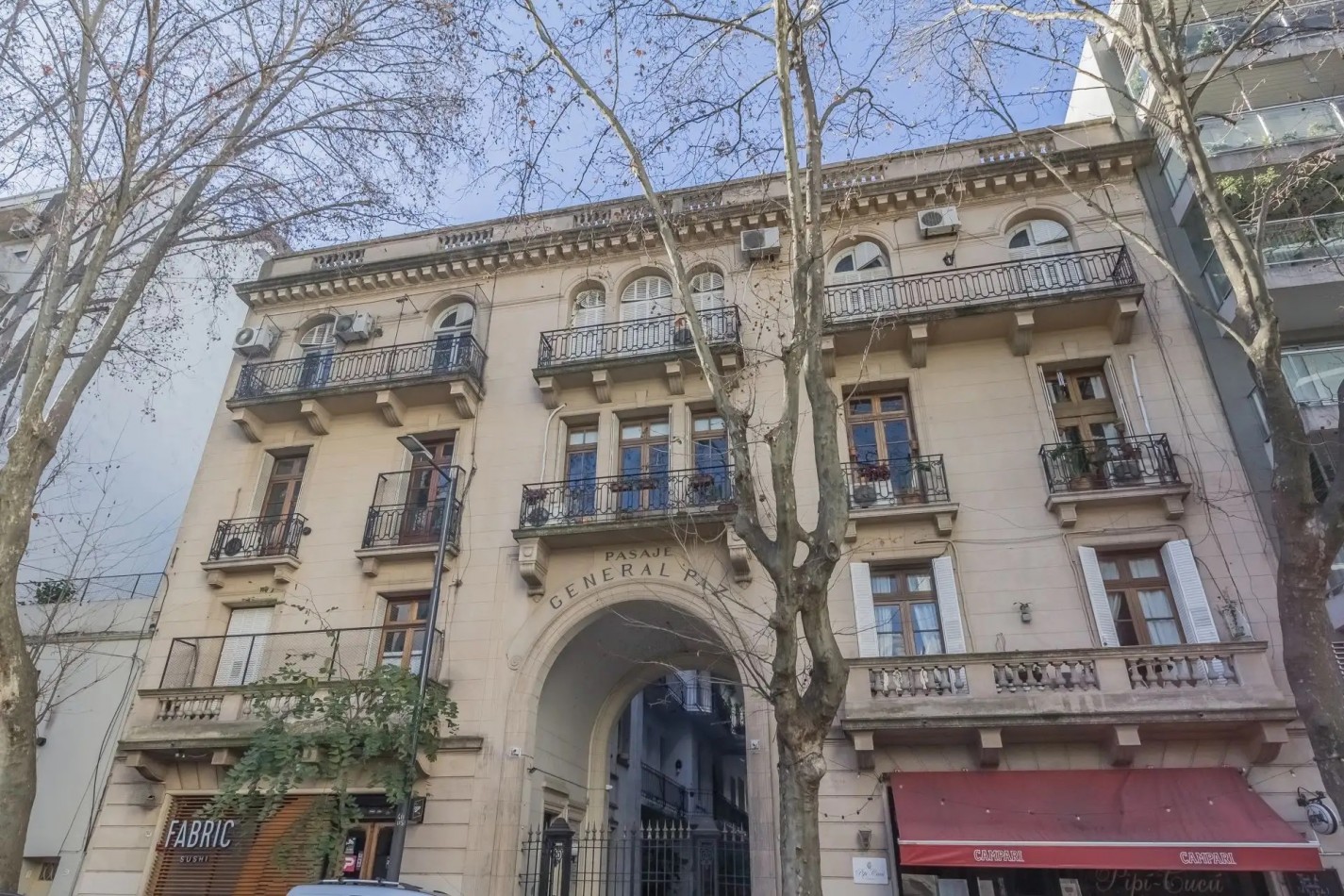 DEPARTAMENTO EN VENTA DE 4 AMBIENTES CON ESCRITORIO EN FAMOSO PASAJE GENERAL PAZ BARRIO COLEGIALES
