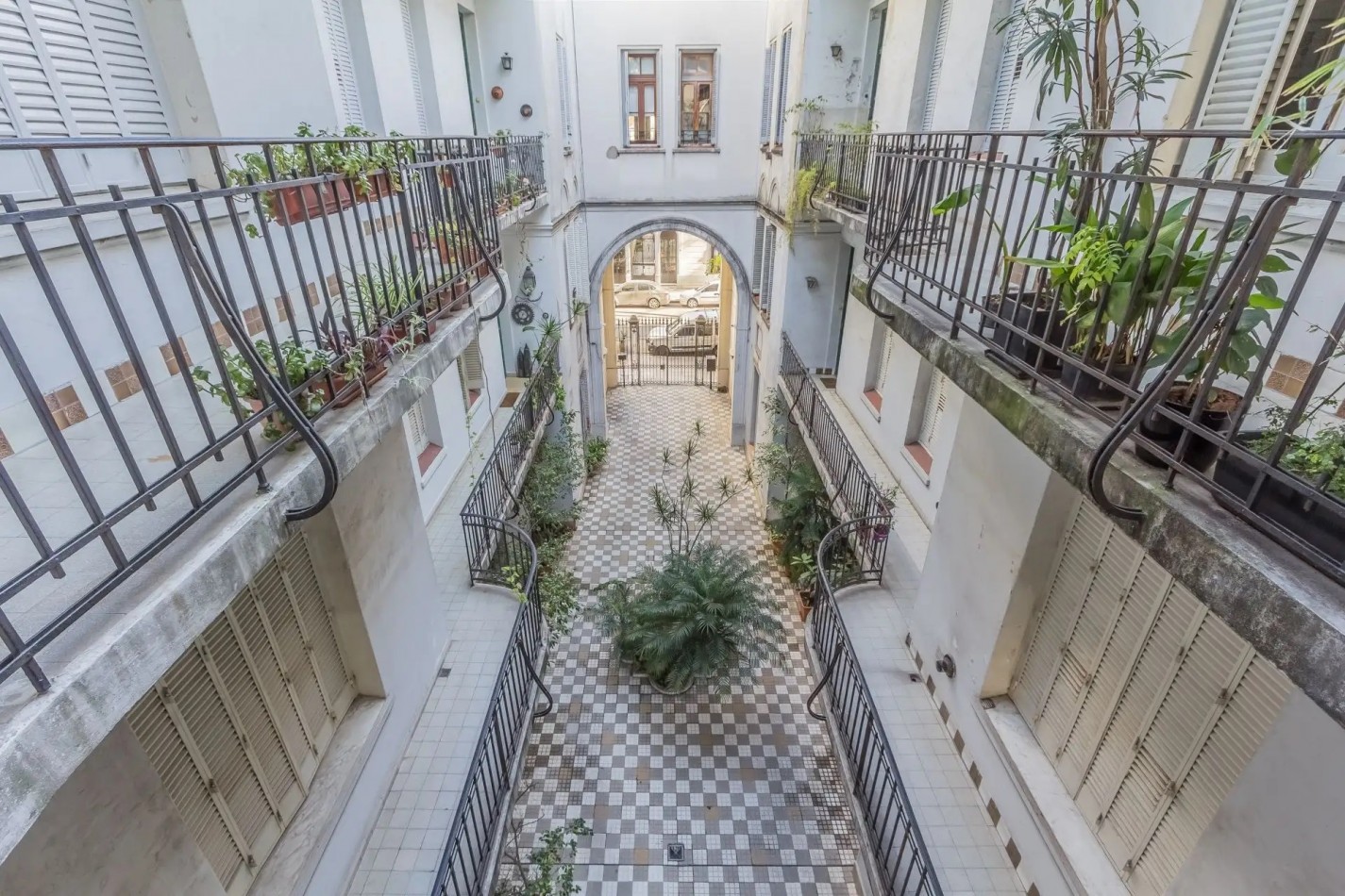 DEPARTAMENTO EN VENTA DE 4 AMBIENTES CON ESCRITORIO EN FAMOSO PASAJE GENERAL PAZ BARRIO COLEGIALES