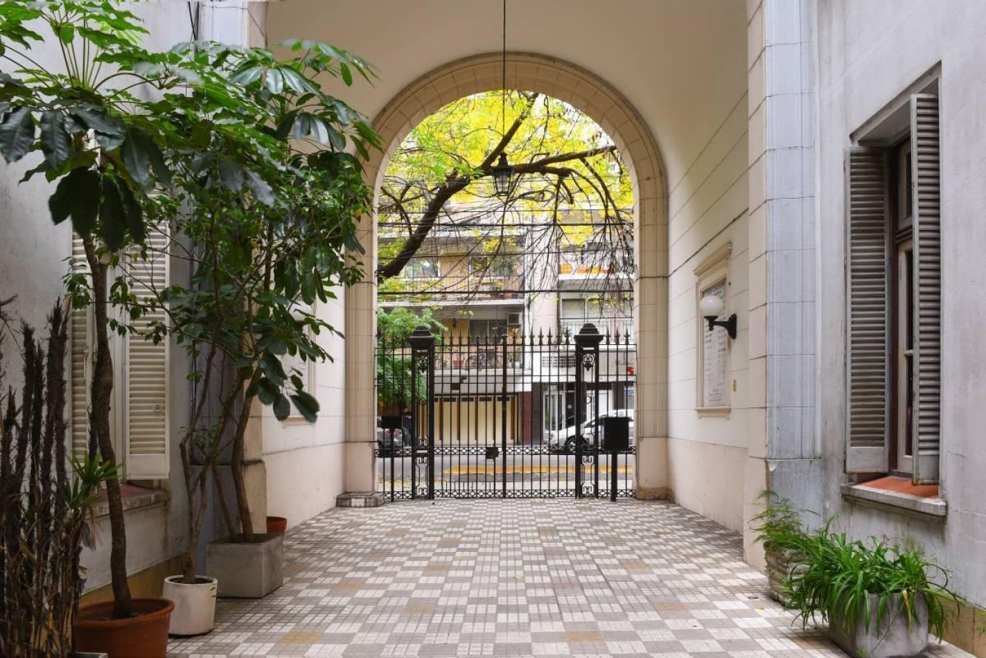 DEPARTAMENTO EN VENTA DE 4 AMBIENTES CON ESCRITORIO EN FAMOSO PASAJE GENERAL PAZ BARRIO COLEGIALES