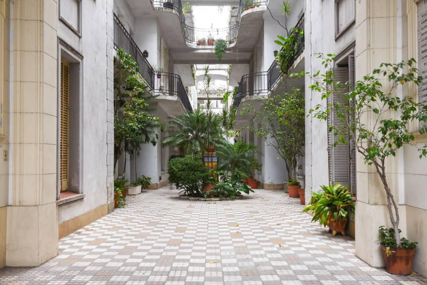 DEPARTAMENTO EN VENTA DE 4 AMBIENTES CON ESCRITORIO EN FAMOSO PASAJE GENERAL PAZ BARRIO COLEGIALES