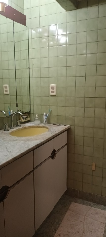 Casa en venta de 5 ambientes en Villa Urquiza con parque y pileta sobre lote propio 