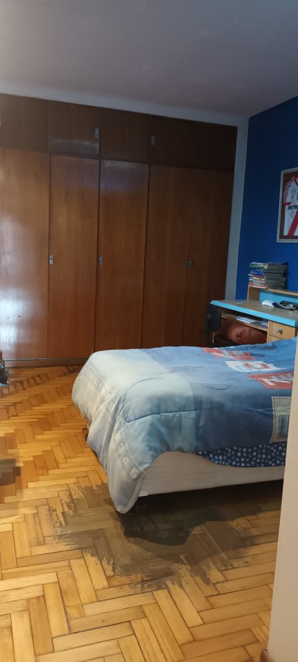 Casa en venta de 5 ambientes en Villa Urquiza con parque y pileta sobre lote propio 