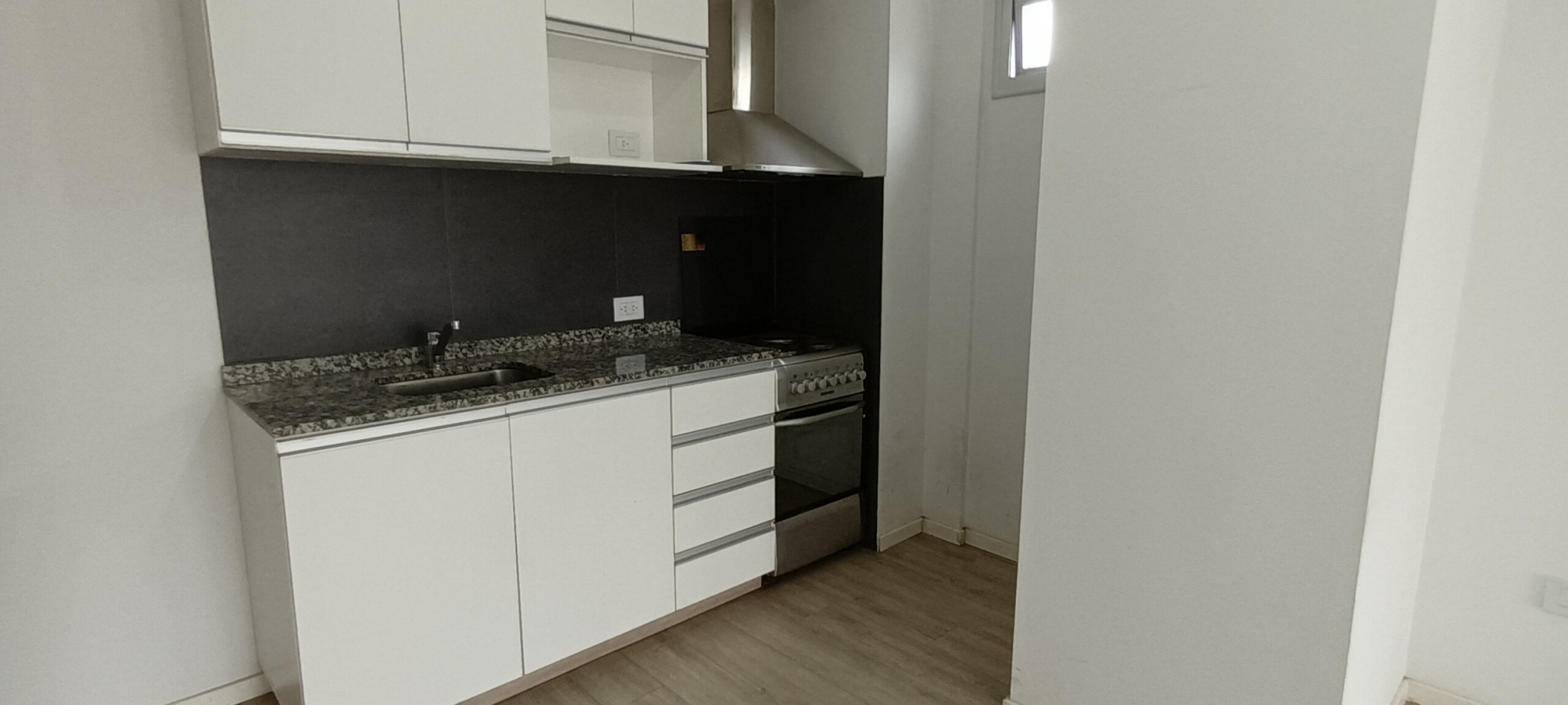 OFICINA LUMINOSA EN VENTA EN CABALLITO,  PARQUE CENTENARIO . EDIFICIO MODERNO 