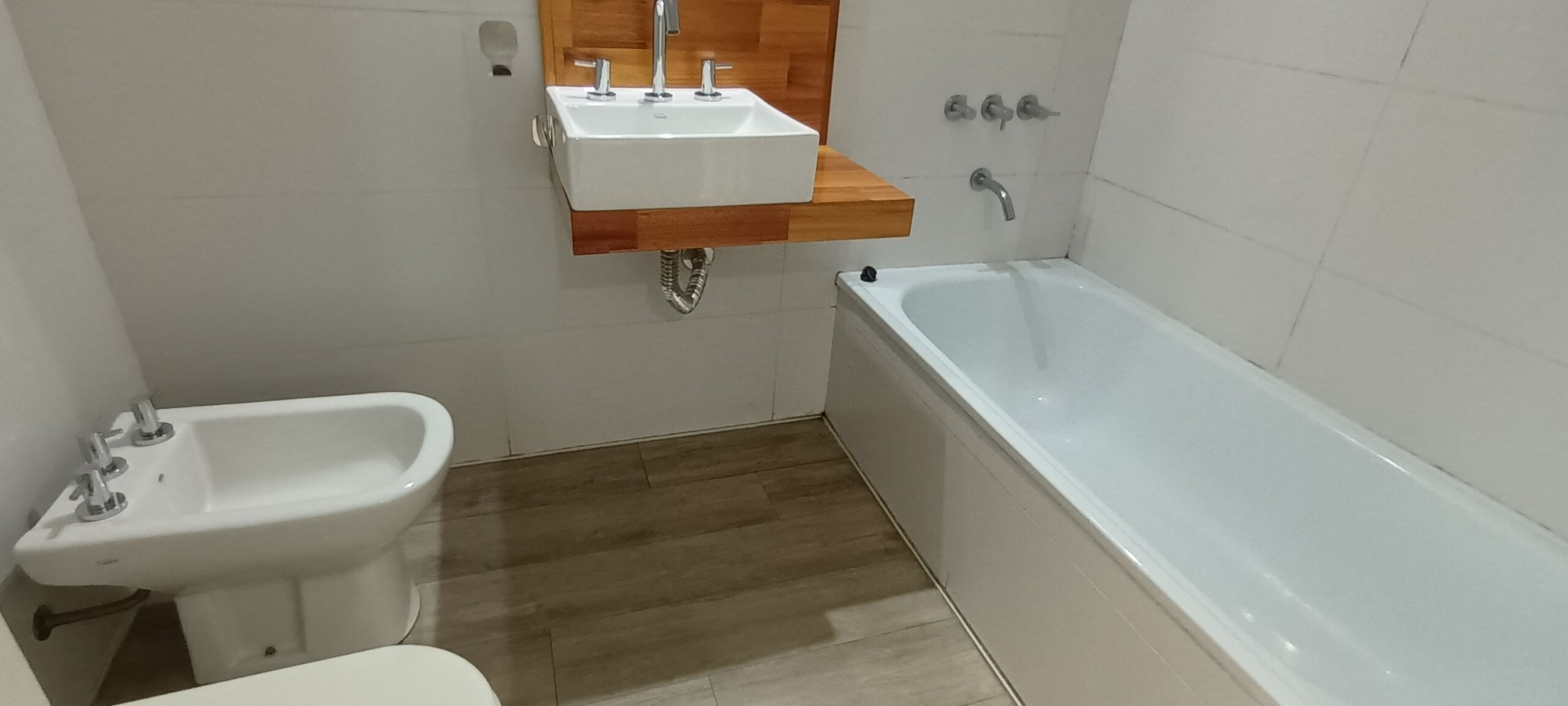 OFICINA LUMINOSA EN VENTA EN CABALLITO,  PARQUE CENTENARIO . EDIFICIO MODERNO 