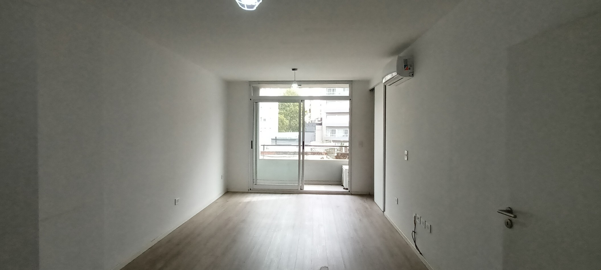 OFICINA LUMINOSA EN VENTA EN CABALLITO,  PARQUE CENTENARIO . EDIFICIO MODERNO 
