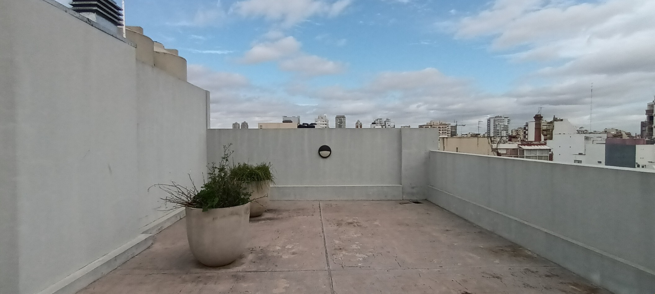 OFICINA LUMINOSA EN VENTA EN CABALLITO,  PARQUE CENTENARIO . EDIFICIO MODERNO 