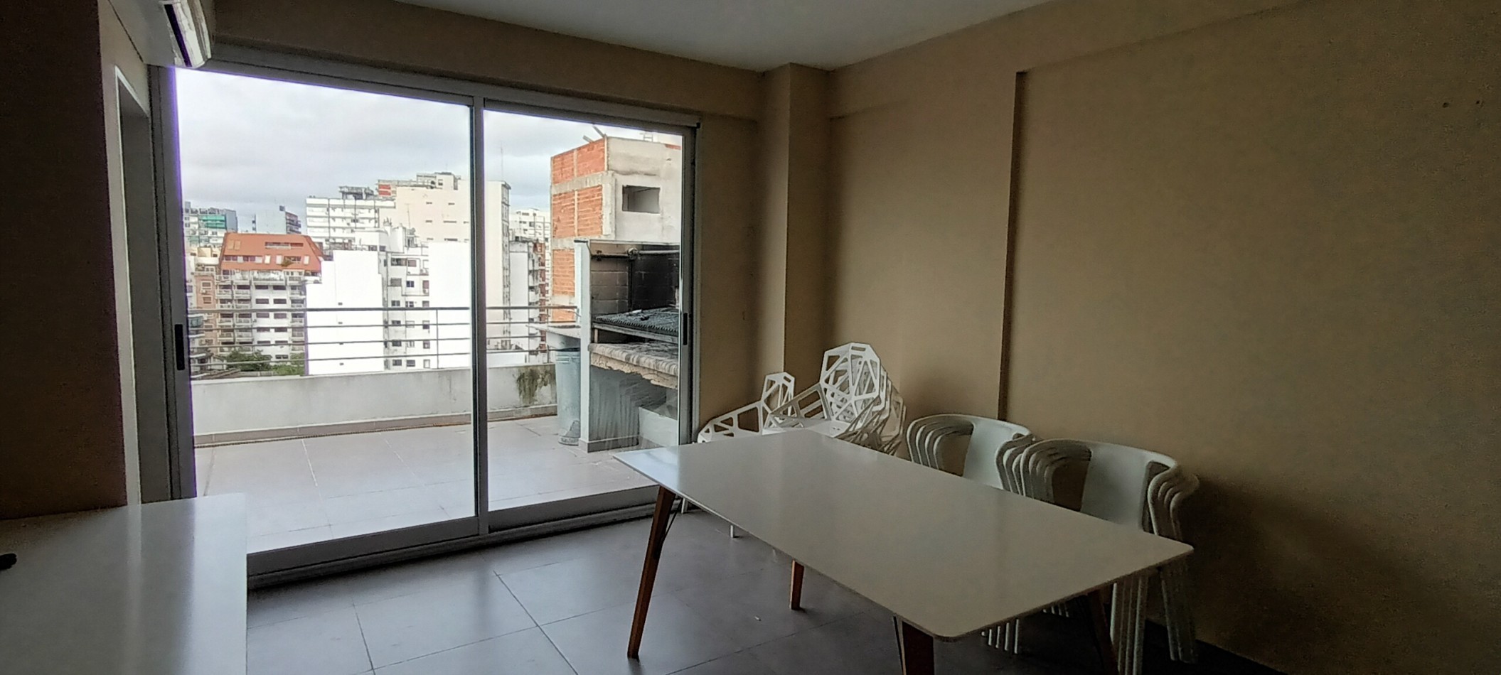 OFICINA LUMINOSA EN VENTA EN CABALLITO,  PARQUE CENTENARIO . EDIFICIO MODERNO 