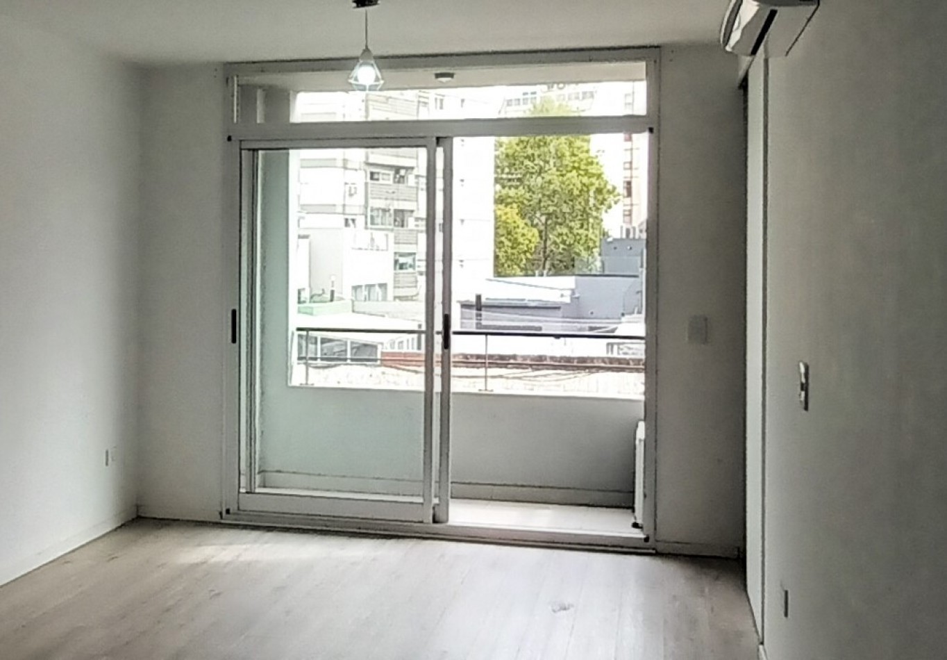 OFICINA LUMINOSA EN VENTA EN CABALLITO,  PARQUE CENTENARIO . EDIFICIO MODERNO 