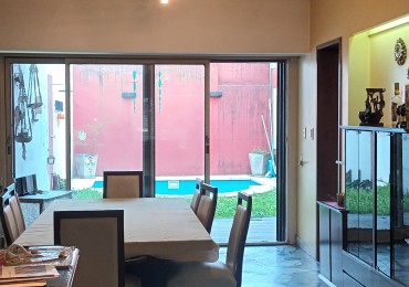 Casa en venta de 5 ambientes en Villa Urquiza con parque y pileta sobre lote propio 