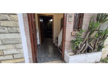 CASA CON DOS DEPTOS INDEPENDIENTES EN VENTA SOBRE LOTE PROPIO EN FLORES CON PATIO Y TERRAZA